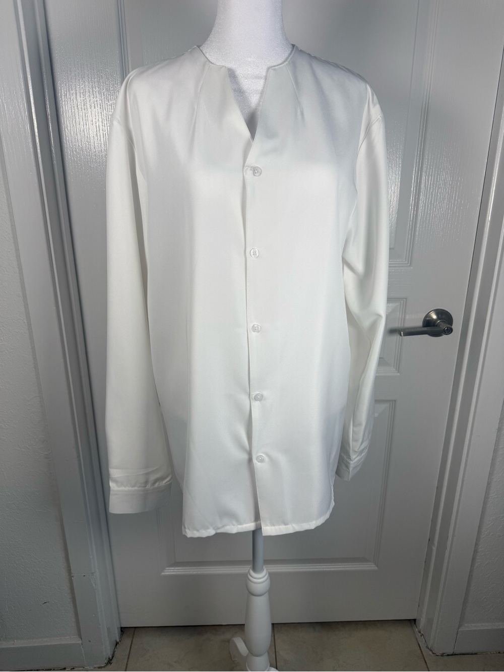 Woman White Button-Front Collarless blouse size M (043)